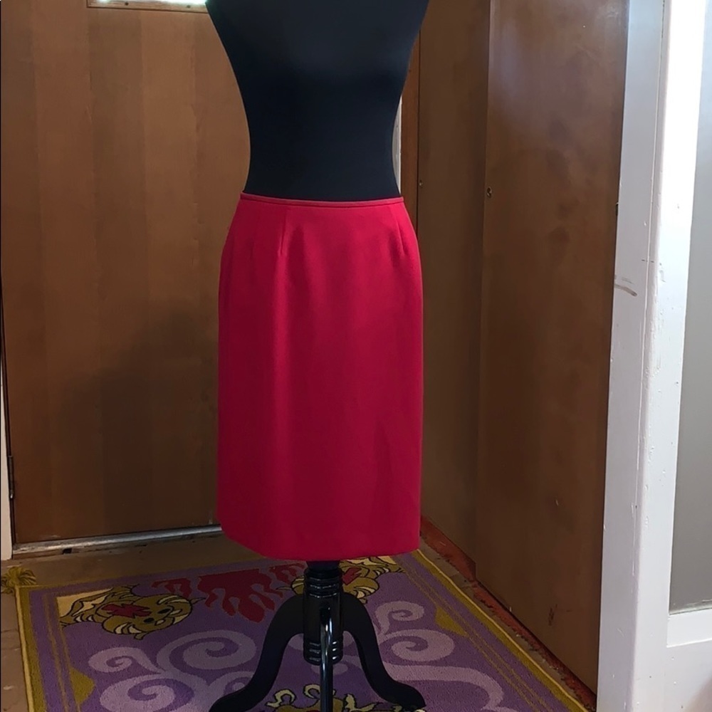 Red Le suit essentials skirt size 8 petite
